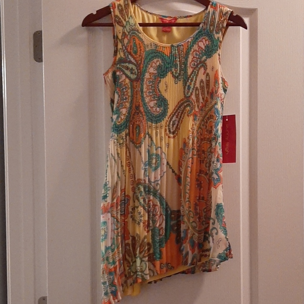 NWTs Fun Sunny Leigh Blouse!